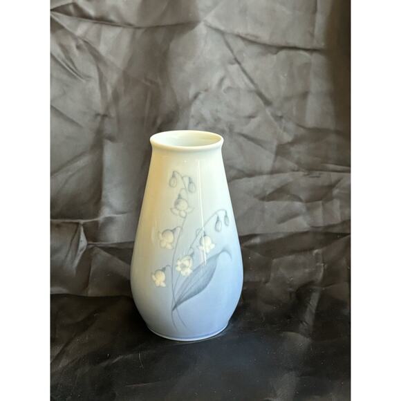 Porcelain Lillies of the Valley Bud Vase By Bing & Grondahl Made in Denmark 4.5" - Picture 4 of 11